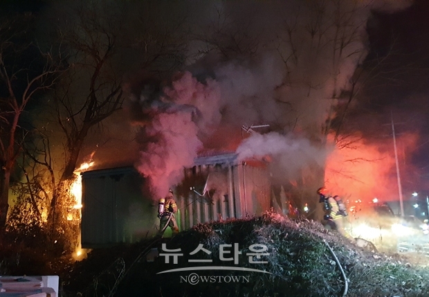지난 12월 15일 오후 6시 46분쯤 서산시 석남동 한 주택용 컨테이너에서 화재가 발생했다.