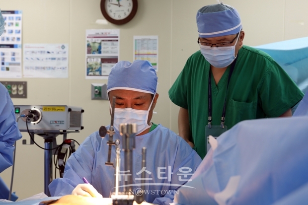 순천향대천안병원 흉부외과 이승진 교수가 몽골의사에게 오목가슴 교정술을 전수하고 있다.