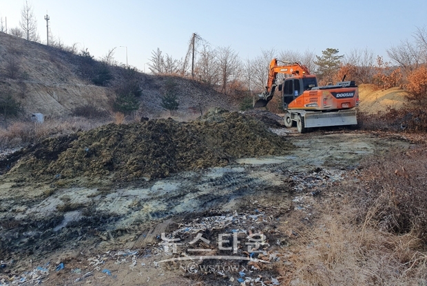 충주시가 올해 5월부터 8월까지 신니면 화석리 등 6개 지역에 불법 투기된 음식물류 폐기물 등 폐기물 약 350톤에 대해 12월 16일부터 20일까지 100% 원상복구 조치를 실시한다.
