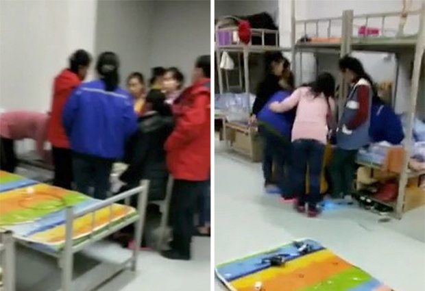 중국 단둥시 외곽지역에서 일하는 북한 여성노동자들이 합숙소 안에 모여있다. 자유아시아방송 캡처