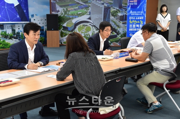 조규일 진주시장(좌측)이 소상공인경영지원 컨설팅을 하고 있다.