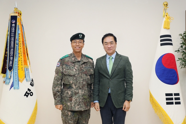 육군제51보병사단 손대권 사단장과 정장선 평택시장이 기념 촬영을 하고 있다.