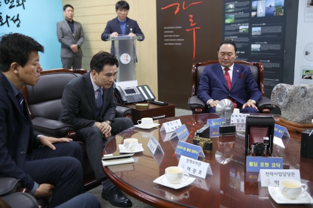 협약식 자리에 마련된 김진수 박사의 소장품 전시 모습