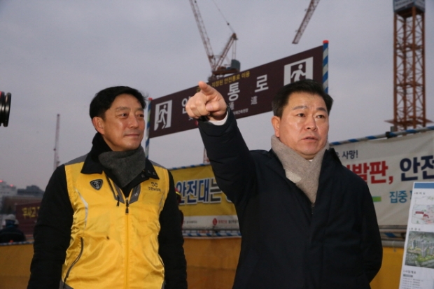 사장에서 안전보안관과 함께 안전점검을 실시하며 새해 첫 업무를 시작했다.