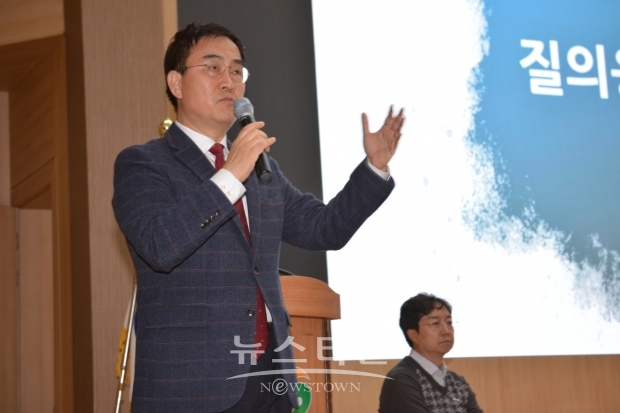 11일, 오후 마산합포구청 대회의실에서 최형두 자유한국당 21대 국회의원 예비후보가 토크 콘서트에서 토론을 열어가고 있다.