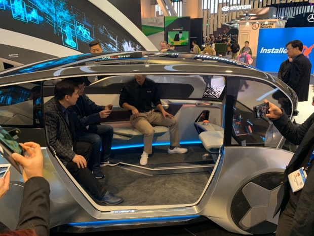 ces2020 전시관에서 콘셉카를 체험하고 있는 서철모 화성시장