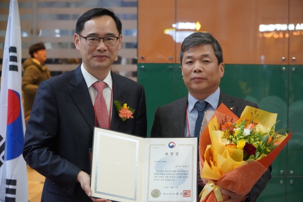 화성시 이음터 교육부장관 표창 수상 기념 촬영 모습