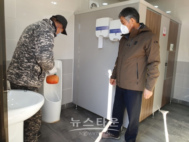 마산회원구는 4일 중국 바이러스 위기가 주의에서 경계로 격상됨에 따라 공중 화장실등 공용시설등에 일제 소독을 실시했다(사진-마산회원구)