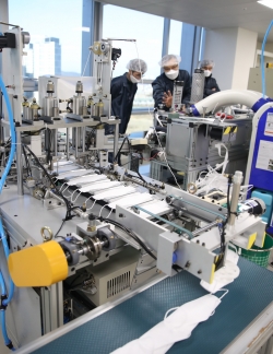 아름장애인보호작업장 동탄점 마스크 시제품 생산 모습