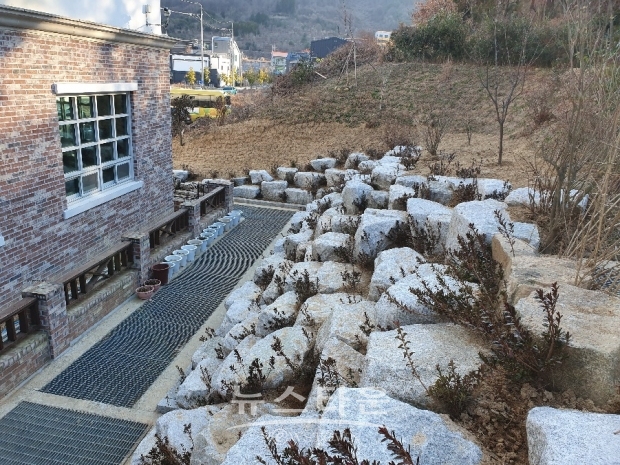 마산 합포구는 현동 신도시 세종유치원 뒤 경관녹지 태풍 피해 복구등 2019년 태풍 미탁의 피해지역 공사를 마무리 했다.