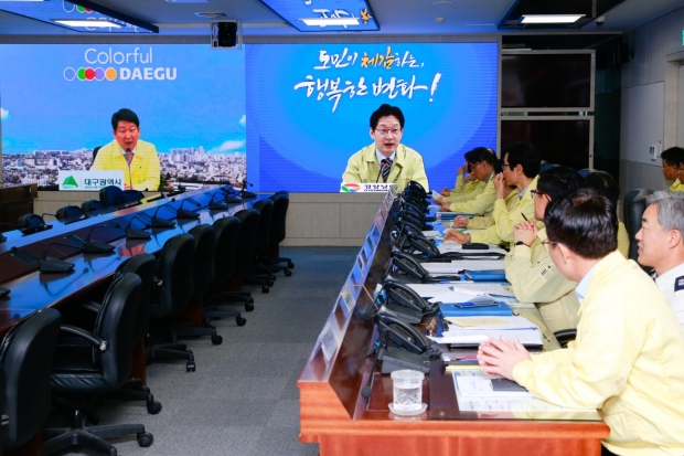 김 지사는 13일 오전 영상회의로 진행된 대한민국시도지사협의회 임시총회를 하고있다. [경남도 사진제공]