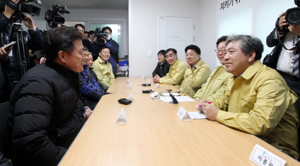송한준 경기도의회 의장이 이천 이황1리 마을회관에서 지역주민들과 간담회를 갖고 있다.