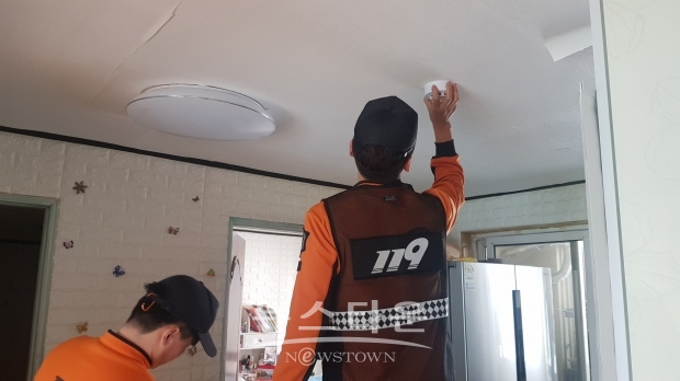 창원 소방본부는 현행법상 주택용 화재 감지기 설치의무가 없는 공동주택에 대해 화재 예방 차원에서 17일 부터 감지기 설치에 나섰다.(사진-창원소방본부)