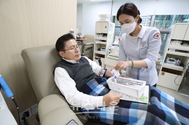 18일 오전 황교안 대표가 종로에 소재한 헌혈의 집을 헌혈에 참여하고 있다.