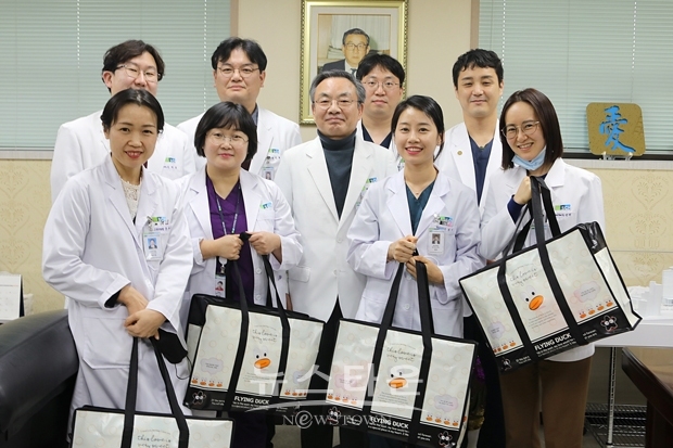 순천향대학교 부속 천안병원이 지난 2월 24일 초등학교에 입학하는 교직원 자녀들에게 선물세트를 전달하고 입학을 축하했다. 총 15종의 학용품으로 구성된 것으로 2020년 취학 자녀를 둔 55명의 교직원들에게 전달됐다.