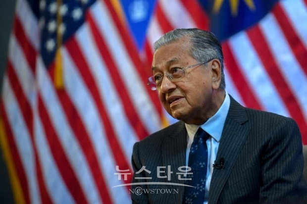 1981년부터 2003년까지 총리를 지낸 마하티르 전 총리는 2018년 5월 총선에서 나집 총리가 이끄는 집권 여당 연합에 뜻밖의 승리를 거두며 세계 최고령 정상으로 정권을 되찾았었다.