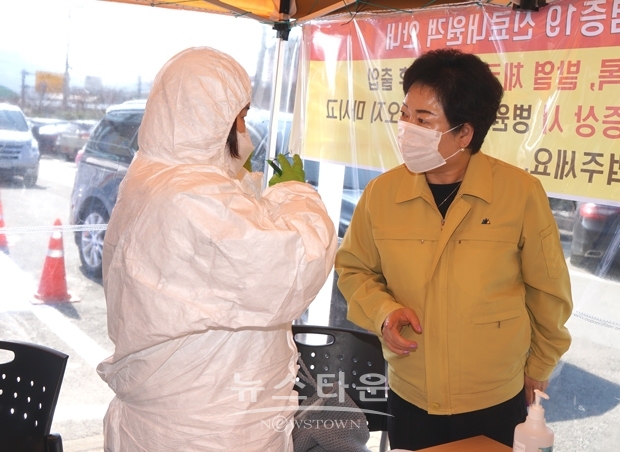 청양군의회 구기수 의장이 3월 2일 군보건의료원 비상방역대책본부 상황실을 방문하여 코로나19 대응체계 전반에 대해 세심하게 점검하고 근무 중인 직원들을 격려했다.