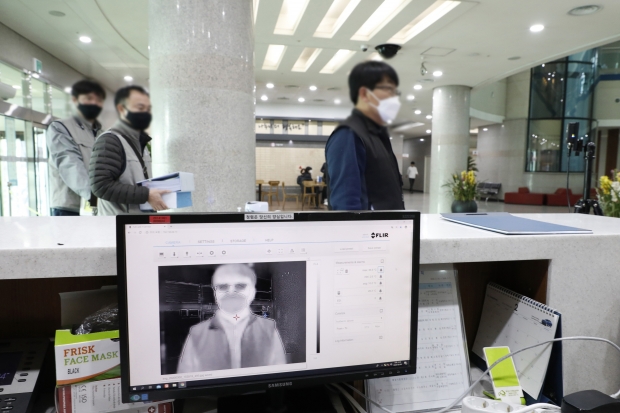 화성시청 정문에 설치된 열화상 카메라 모습
