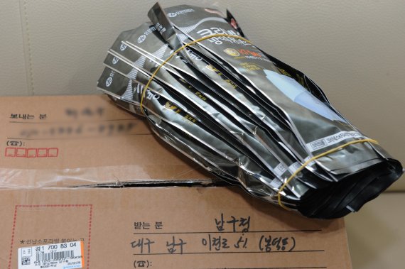 ▲ 지난달 27일 남구청에 경기도 안산에서 익명으로 보낸 소포가 도착했다. 소포 안에는 손편지와 마스크 25장이 들어있었다. 사진=남구 제공.