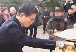 김대중 묘에 찾은 김문수 대표