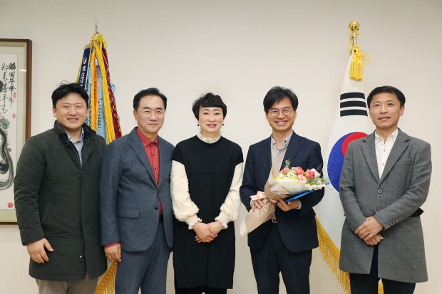 좌측에서 2번째 정장선 시장, 4번째 강정권 대표, 그 외 임차인