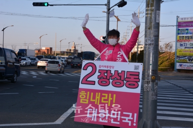 미래통합당 김해 갑 장성동 예비후보가 지역구 진영읍에서 퇴근길 인사를 하고있다. [뉴스타운]
