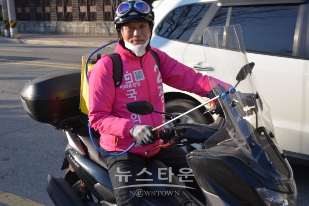 김해 갑 장성동 예비후보 오토바이 방역활동 사진[ 뉴스타운]