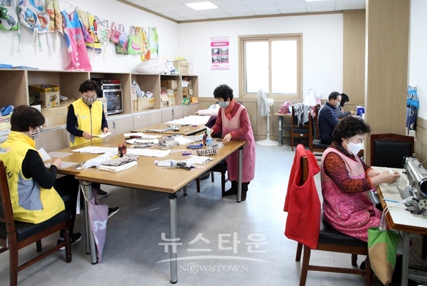 지난 3월 2일부터 자원봉사단체 재능기부로 마스크원단과 재료를 구입해 자체적으로 마스크를 제작하고 있다.
