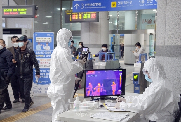 순천향대학교가 3월 6일 신창순천향대역, 온양온천역, 도고온천역 3개 역사 대합실 출구에서 전철 및 열차 이용객과 시민들을 대상으로 열화상 카메라를 설치하고 신종 코로나-19 감염증 확산 방지를 위한 발열체크 등 보건서비스 활동을 전개했다.
