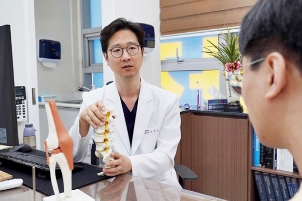 (사진: 바로나정형외과 전재민 원장)