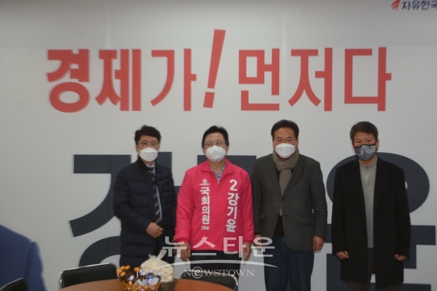 지난 9일은 경남나라사랑태극기연합회 임원 일동이 강기윤 예비후보자 사무실을 방문해 담화 후 기념사진