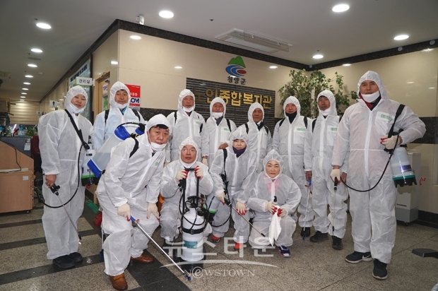 청양군의회가 3월 11일 감염에 취약한 어르신들이 주로 이용하는 노인복지회관과 청양전통시장, 청양버스터미널 및 택시 승강장 등 일대를 집중적으로 방역을 실시했다.