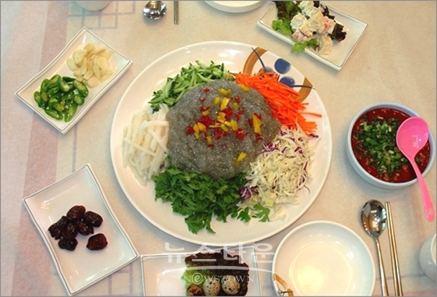 갓 잡은 실치에 오이, 당근, 배, 깻잎, 미나리 같은 야채와 고추장 양념을 넣고 금방 무쳐낸 실치회 무침