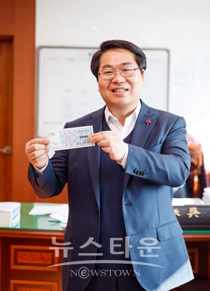 오세현 아산시장의 아산사랑상품권 홍보 모습.