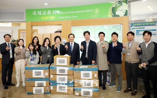 중국국제문화전파중심의 롱위시앙(龍宇翔) 집행주석으로부터 받은 2만 장의 마스크