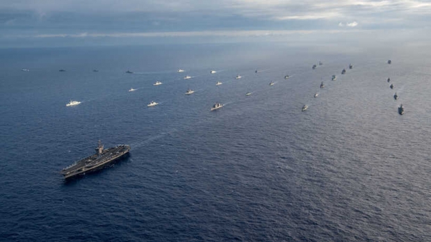 2018년 6월 말부터 8월초까지 진행된 환태평양합동훈련(RIMPAC) 연합 훈련 전개 장면. 당시 25개국, 함정 45척, 잠수함 5척, 항공기 200여기 , 2만 5000여명 병력이 참가했다. DVIDS 사진