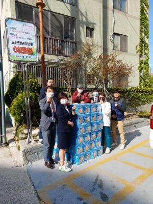 ▲ 대구천사후원회, 요양원 입소 어르신 간식 나눔봉사 행사에는 참석에는 대구천사후원회 이강문 이사장을 비롯한 희성산업 지사장 서영우, GS전경경영주협의회 박윤정 회장, 여래원 김웅기 사무국장, 가일노인복지센터 강선옥 국장, 더좋은병원 요양원 최경숙 사무국 등이다.