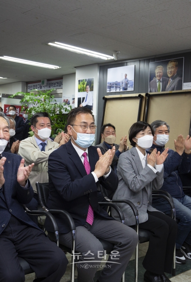 15일, 창원합포구 미래통합당 최형두 당선인이 개표결과에 밝은 미소를 보이고 있다.