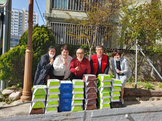 ▲ 케잌나눔 전달에는 오른쪽 첫번째 더좋은병원 사무국장 최경숙. 두번째 영남장애인협회중앙회 남구지회 조병익 후원회장. 세번째 대구천사후원회 이강문 이사장. 네번째 가일노인복지센터 강선옥 사무국장. 다섯번째 국제평생교육원 김해정 부원장등 등이 참석했다.