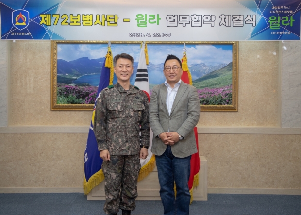 인플루엔셜 문태진 대표이사(우)와 육군 제72보병사단 김종태 사단장(좌)이 군장병 자기계발 환경 구축을 위한 업무 제휴 협약식을 체결하며 기념사진을 촬영했다. / 고득용기자 ⓒ뉴스타운