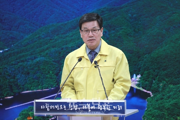 김돈곤 청양군수가 4월 23일 오전 군청 상황실에서 4월 정례브리핑을 갖고 코로나19 방역상황 설명과 최근의 군정성과를 밝히면서 ‘충남 사회적경제 혁신타운’ 조성사업과 관련 청양유치 당위성을 강조하고 정부 지원을 당부했다.