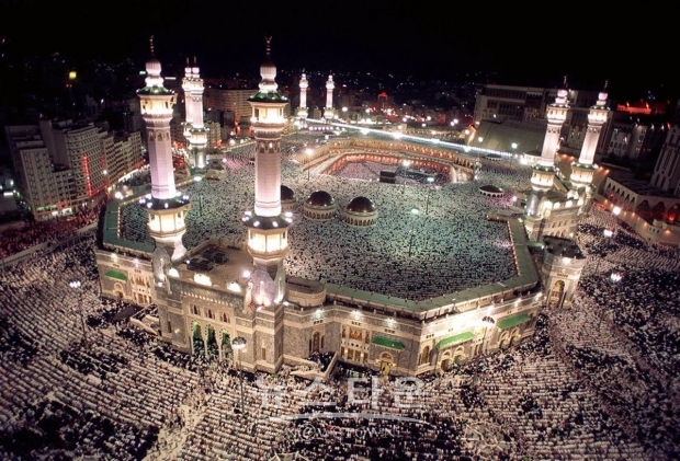 이슬람 역사 1400년 역사에서 이례적인 일로 라마단 기간 동안 대규모 집회가 중단되었음을 시사하는 입증 가능한 증거는 아직은 없다.(사진 : 사우디아라비아의 성지 메카, mecca)