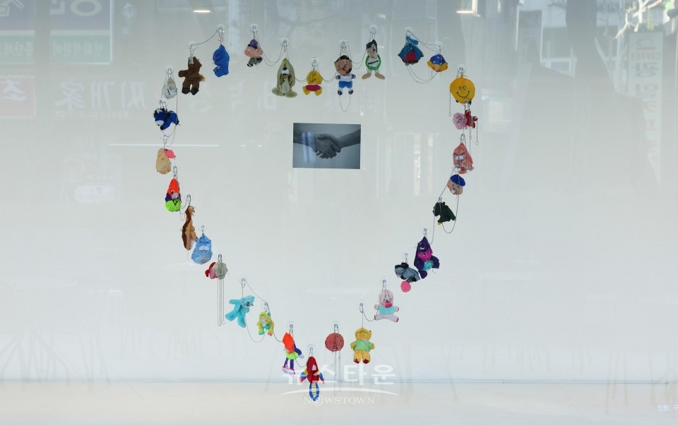 마음이 가는 길, 인형, 구슬, 줄, 흡착 고무, SCY가 올린 사진, 시트에 프린트, 가변크기, 2020_웹용 / 고득용기자 ⓒ뉴스타운