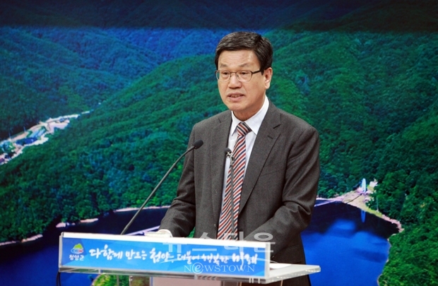 4월 28일 오전 11시 청양군청 상황실에서 언론브리핑을 가진 김돈곤 청양군수가 “혁신타운 유치를 위해 지난 2년 동안 빈틈없이 준비한 결과 27일 산자부 최종 심사를 통과했다”면서 “올해부터 2022년까지 사업비 280억 원을 투입, 지역경제 활성화와 신규 일자리 창출에 탄력을 받게 됐다”고 밝혔다.