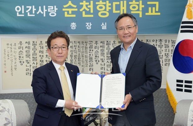 4월 29일 오전 10시, 순천향대 교내 대학본관 3층 회의실에서 서창수 산학협력부총장 겸 창업지원단장(좌측)과 박상조 충남산학융합원장(우측)이 지역의 유망 중장년 창업가 발굴과 육성을 위한 공동협력시스템 구축 등에 관한 업무협약을 체결했다.