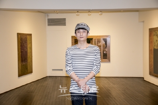 정광복의 ‘칠(漆)흑에 새긴 빛, 옻칠화’전(김한정 기자)