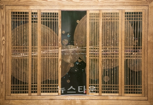 정광복의 ‘칠(漆)흑에 새긴 빛, 옻칠화’전(김한정 기자)