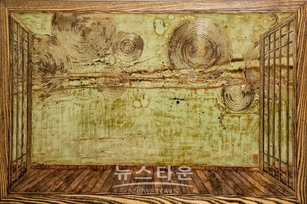 정광복의 ‘칠(漆)흑에 새긴 빛, 옻칠화’전(김한정 기자)