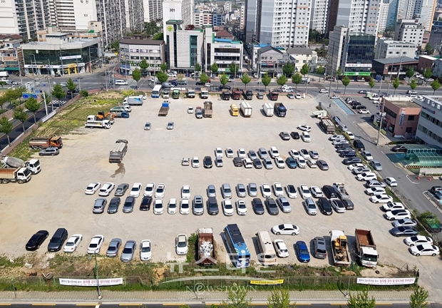 충주시 금릉동 701번지 9,526㎡ 규모에 총 주차면수 357면(장애인전용 10면포함)에 달하는 임시 주차장을 조성한다.