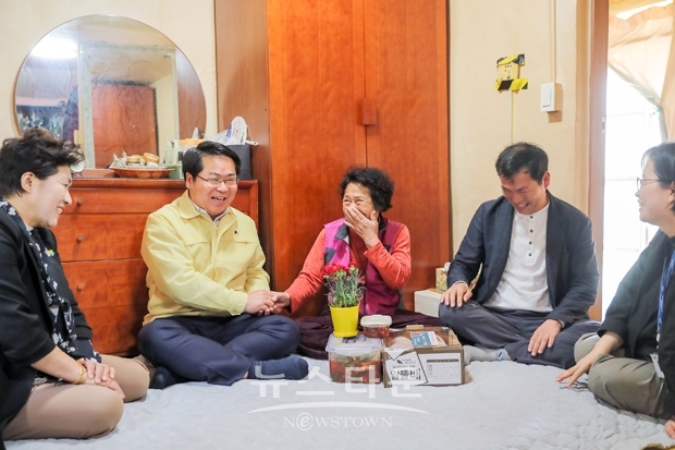 오세현 아산시장이 지난 5월 7일 어버이날을 하루 앞두고 아산시 탕정면에 거주하는 독거어르신 두 가정을 방문하여 건강과 안부를 살피고 애로사항을 청취했다.